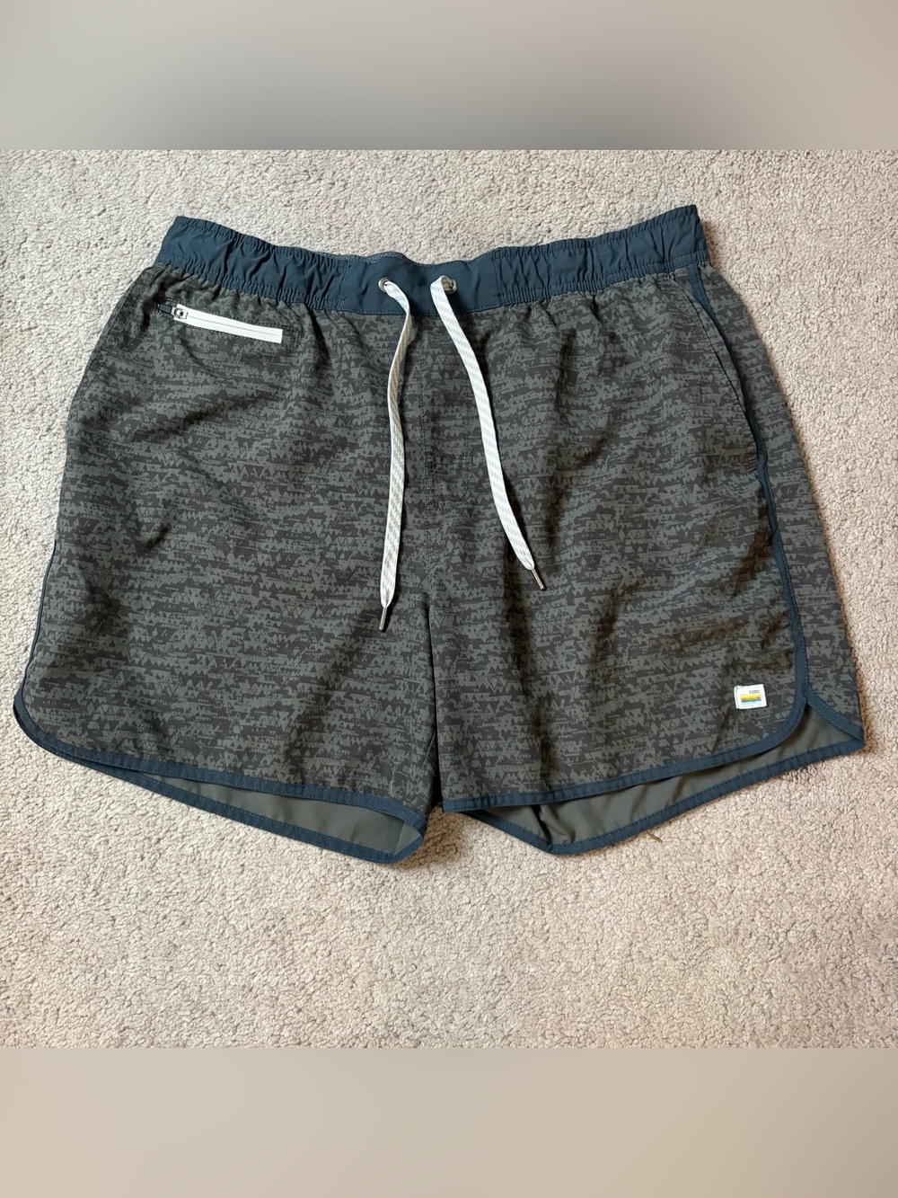 Vuori Banks Shorts Men’s XL Gray Geometric 5” Athletic Hybrid V366 workout gym